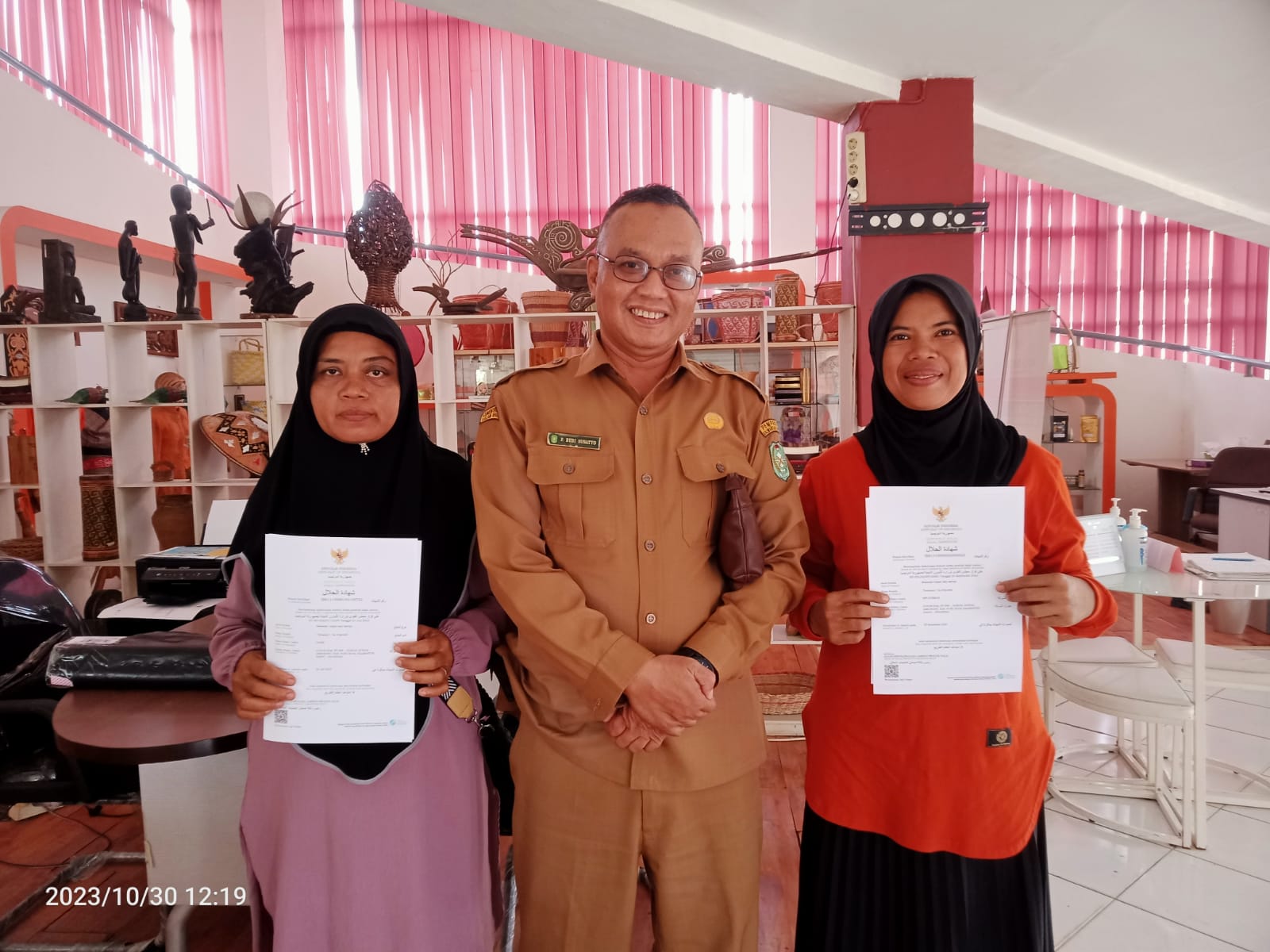 Penyerah Sertifikat Halal Kepada Pelaku UMKM Dari Dinas Koperasi, Usaha Mikro Kecil Menengah PLUT Provinsi Kalimantan Barat